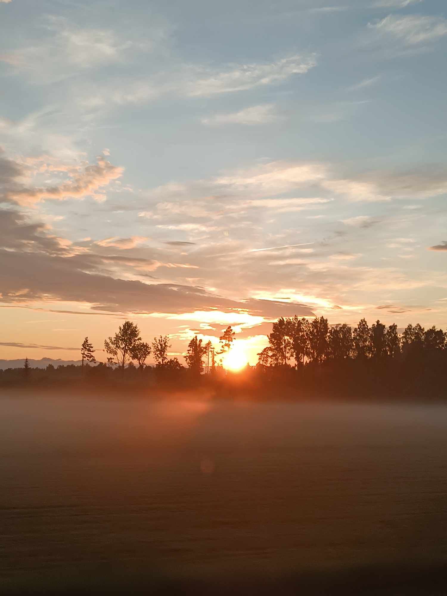 Suveõhtu, kus päike ja udu said kokku.