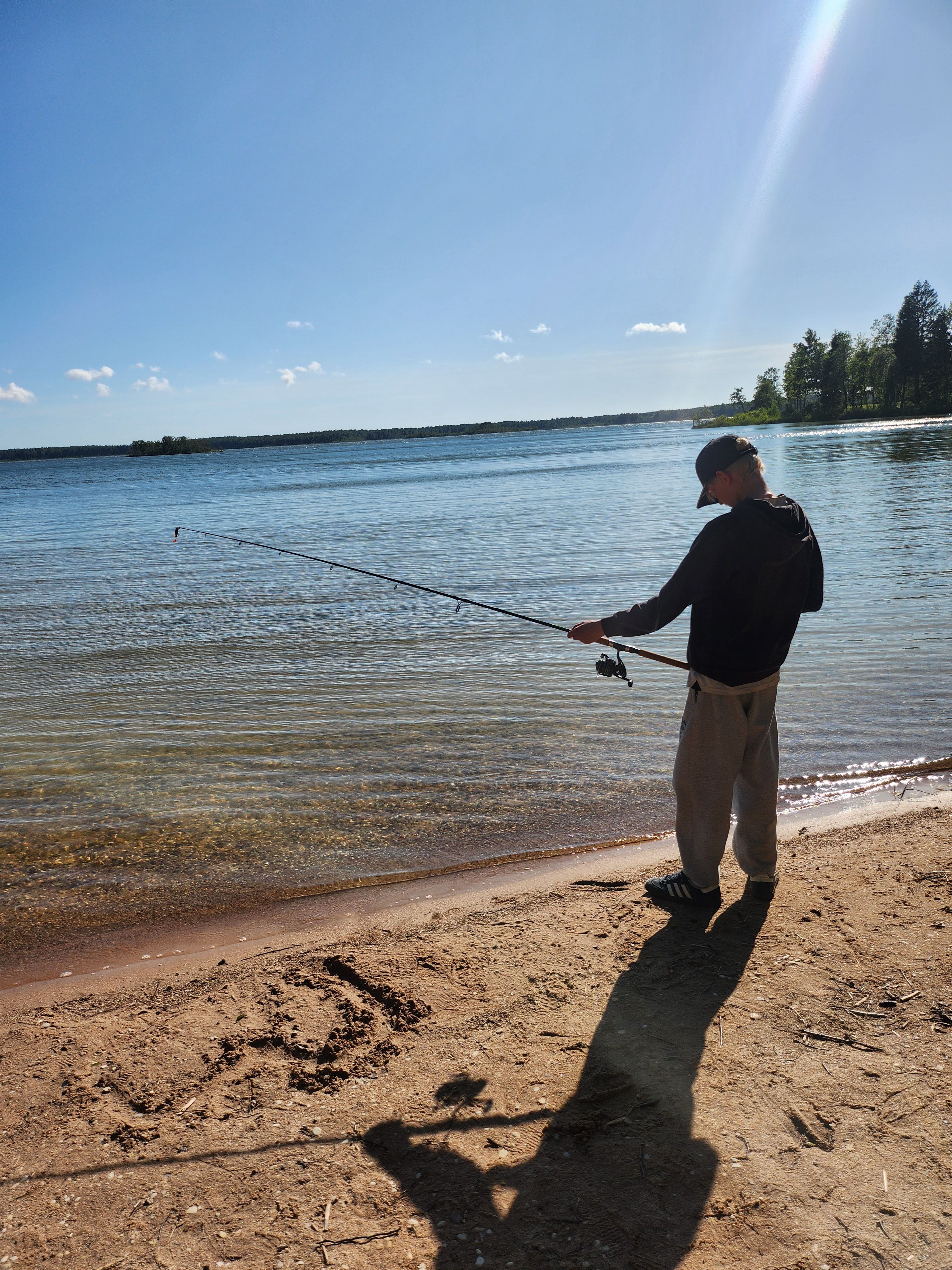 Noor kalamees ei anna alla. Saaremaal Karujärve ääres