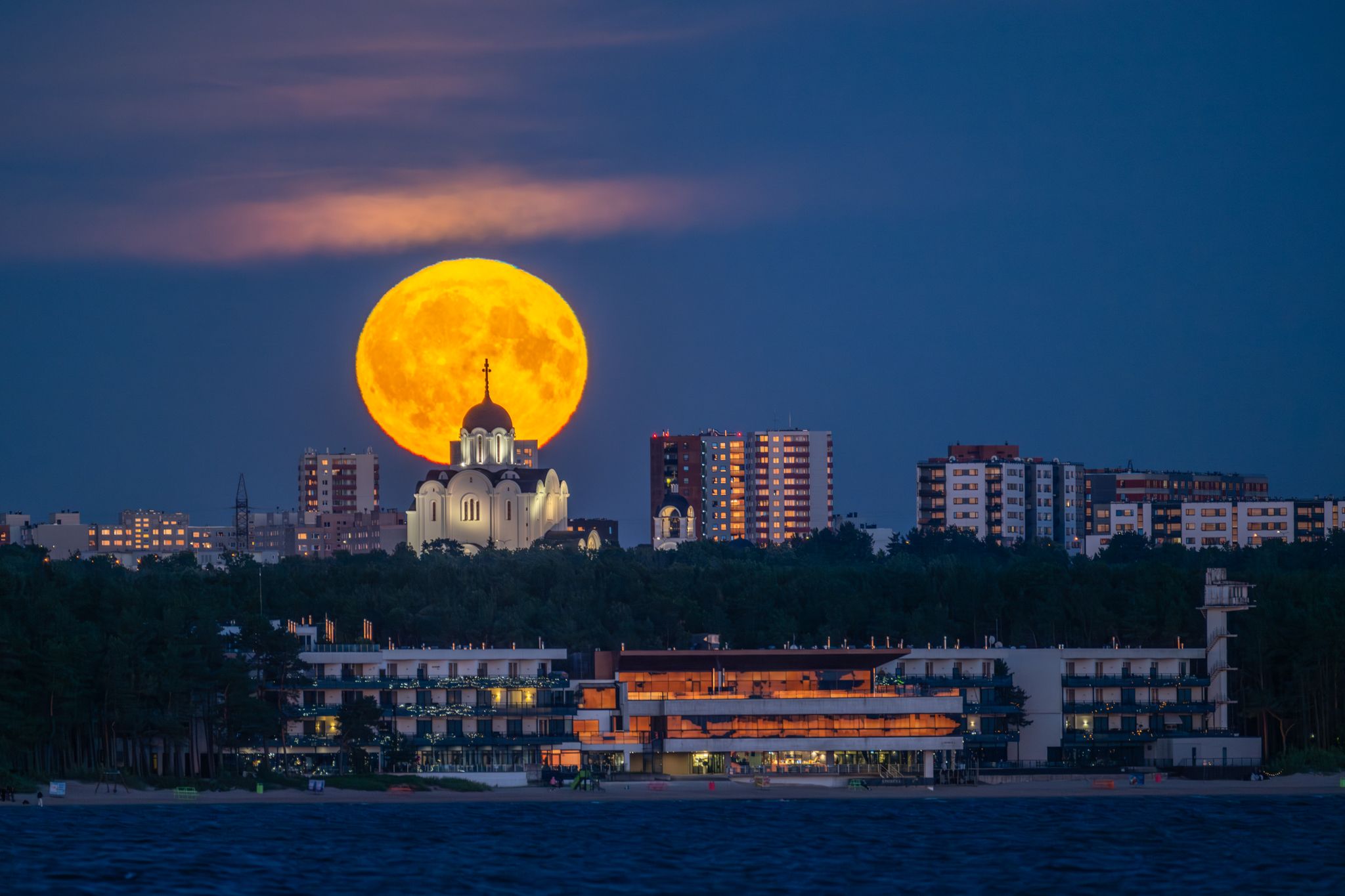 Selgetel suveöödel saab Tallinna lahe ääres täiskuud vaatamas käia kui see linna taustal tõuseb või loojub.