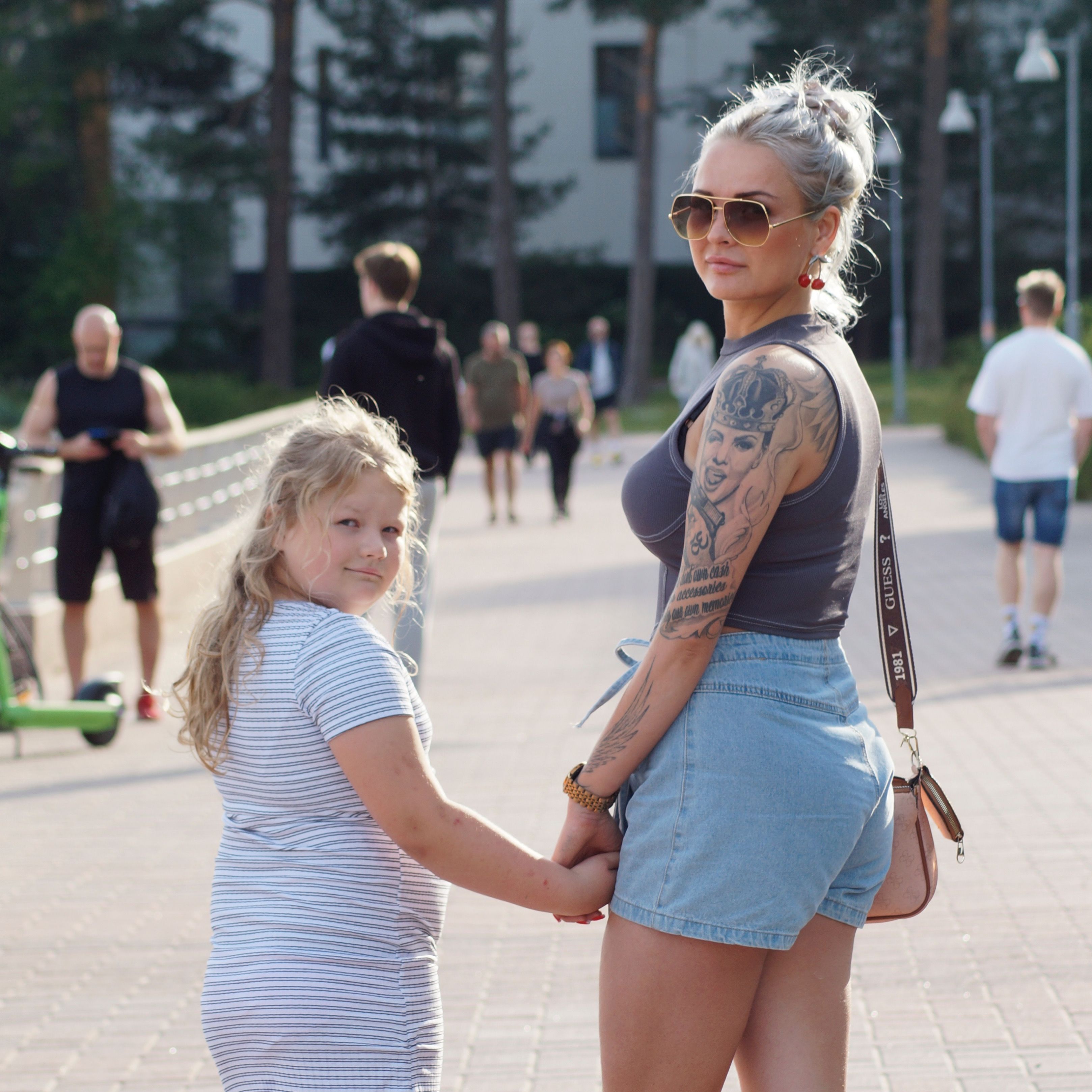 Jalutus rannapromenaadil tütrega