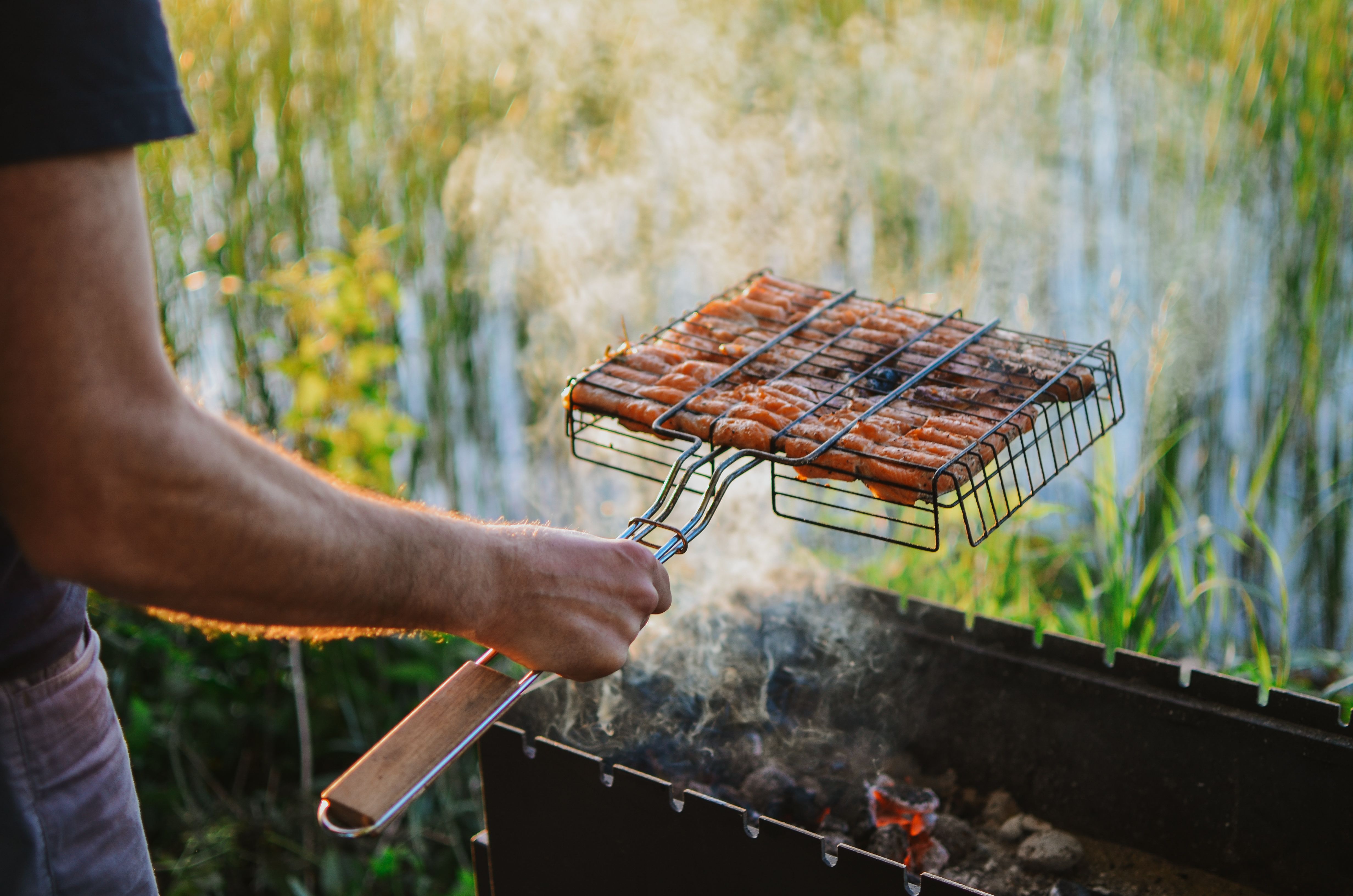 Maitsva grill-liha praadimine jaanipäeva õhtul Saadjärvel