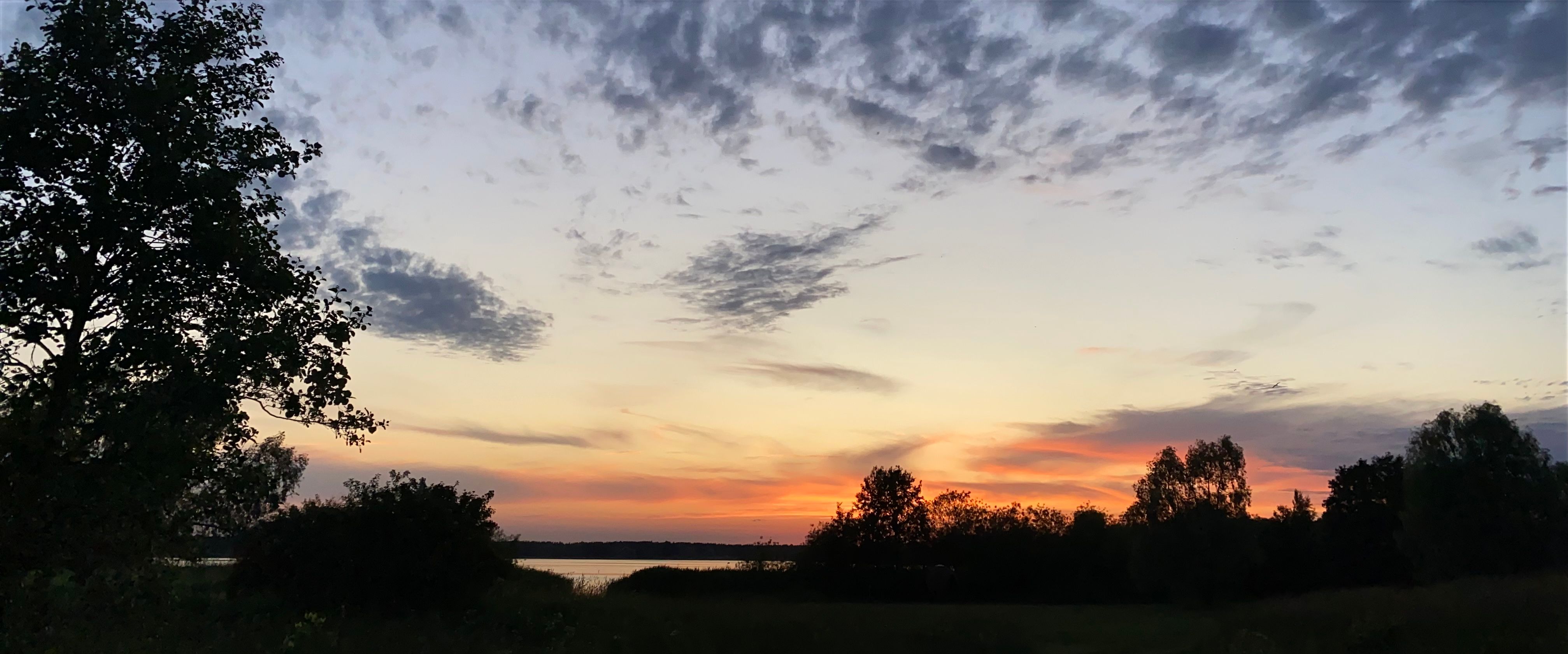 Päike läks magama järve taga🌅