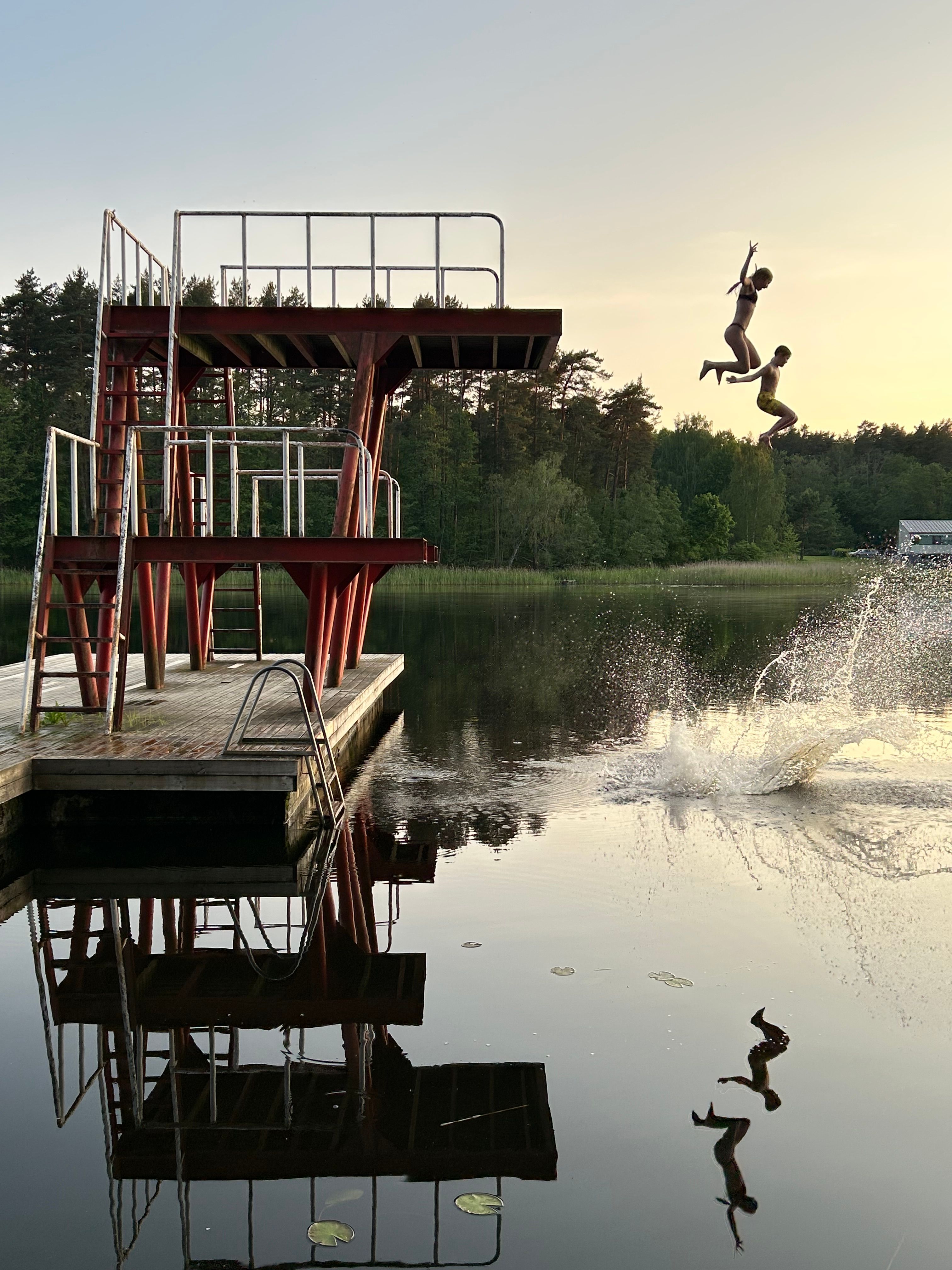 Hüoped järvevette Võru-Kubija rannas.