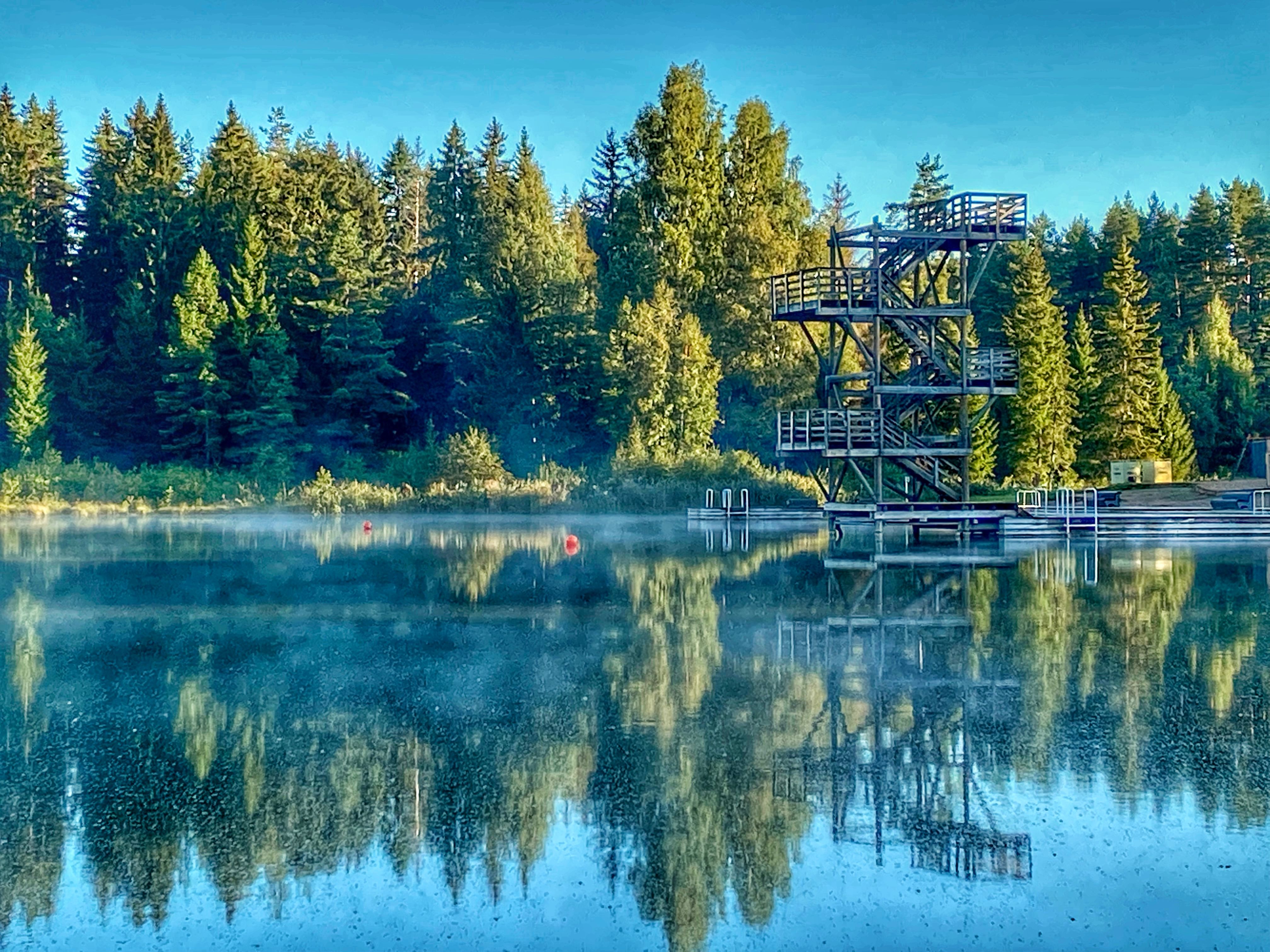 Varahommik järve ääres