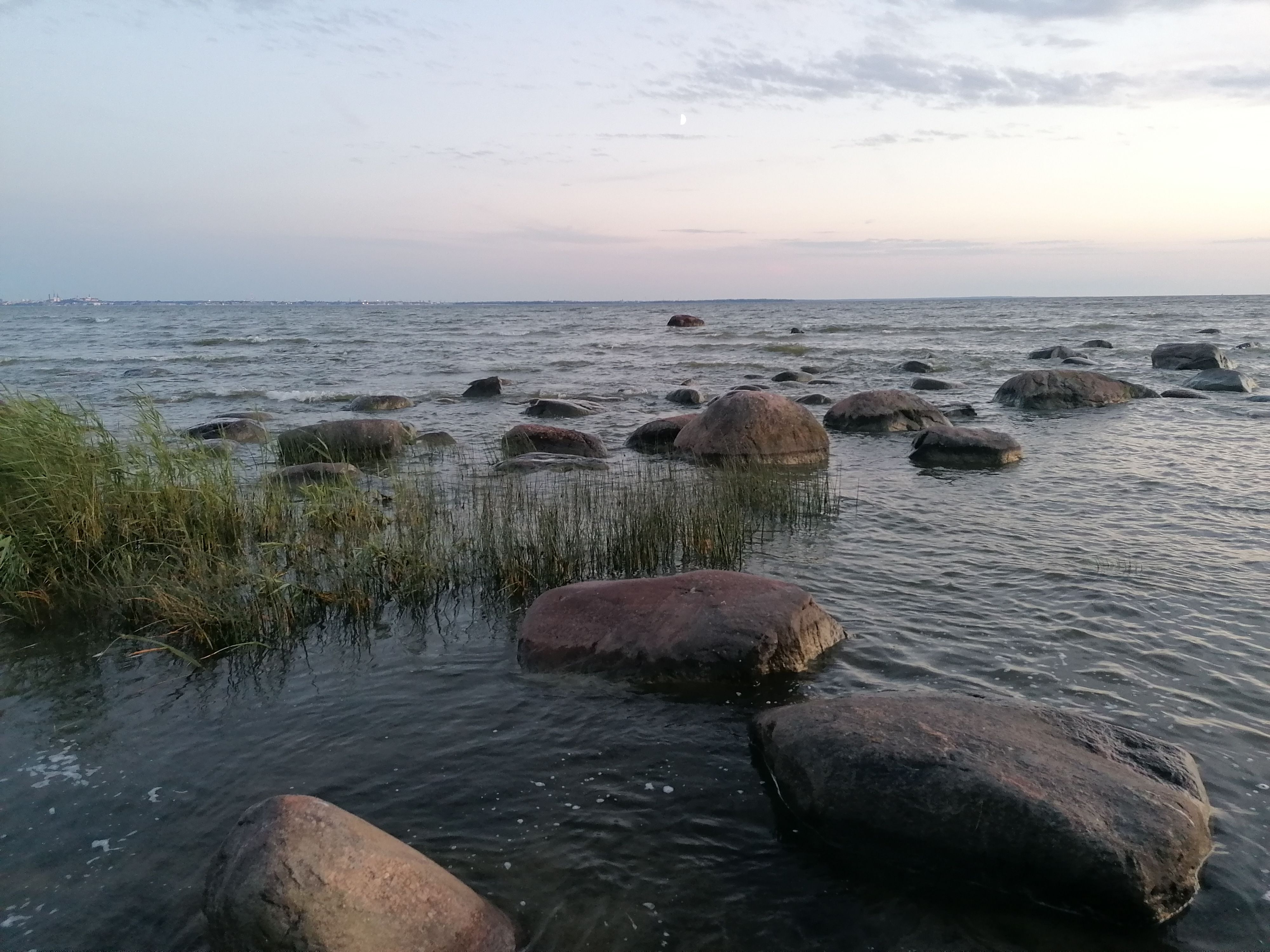 Haabneeme rand, pojaga õhtut nautimas 