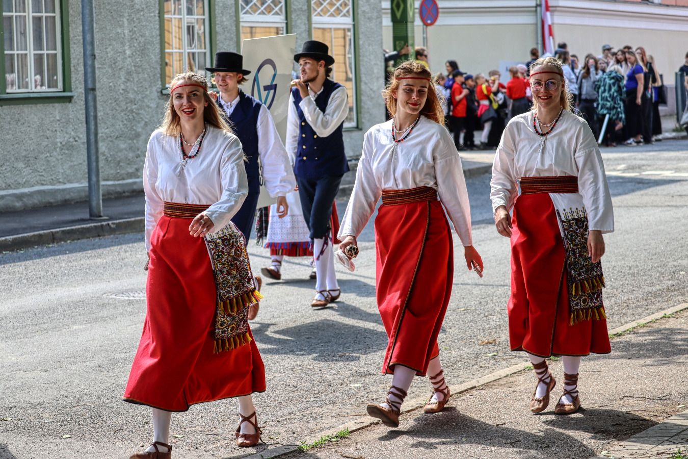Kolmekesi tuleme...