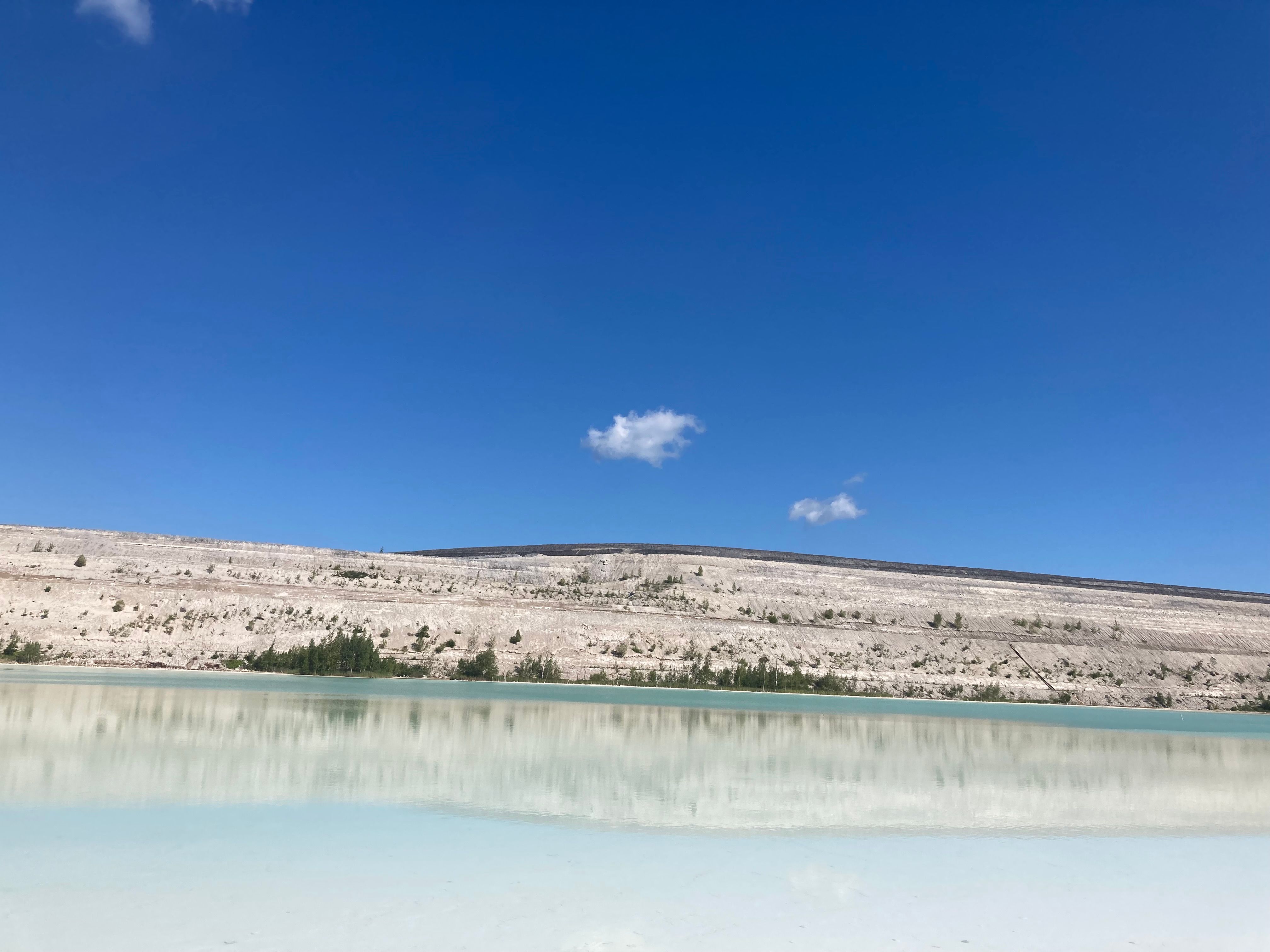 Eestimaa oma helesinine laguun. Ujuda siin ei tohi, ainult vaata ja imesta! Puuderpehme liivaga rannal viibides tekib tunne nagu oleksid Maldiividel.