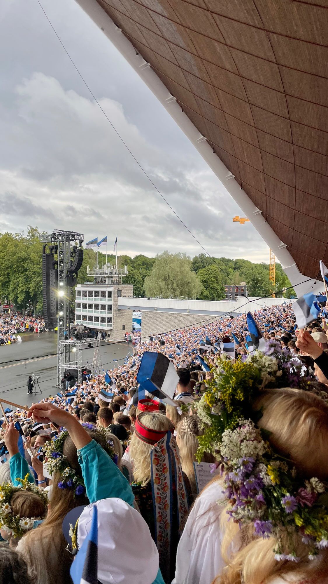 Fotol on elav Eesti suve hingus: lehvivad lipud, rahvarõivad, naeratused ja laul. See hetk sümboliseerib ühtsust, uhkust ja meie kultuuri ilu. Laulupeol osalemine on au ja rõõm!