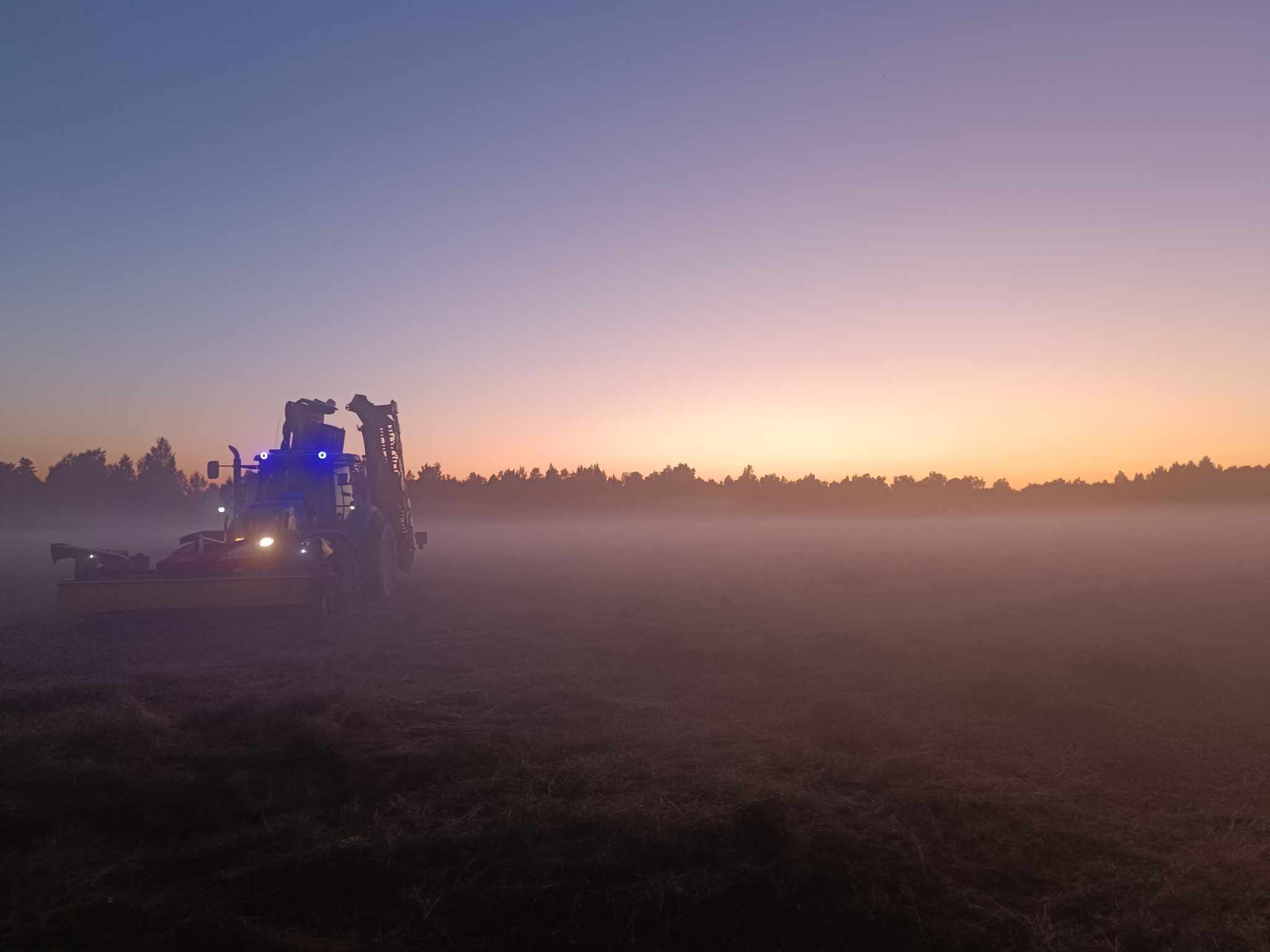 Suve valgematel öödel antakse hagu heinatöödel 🚜