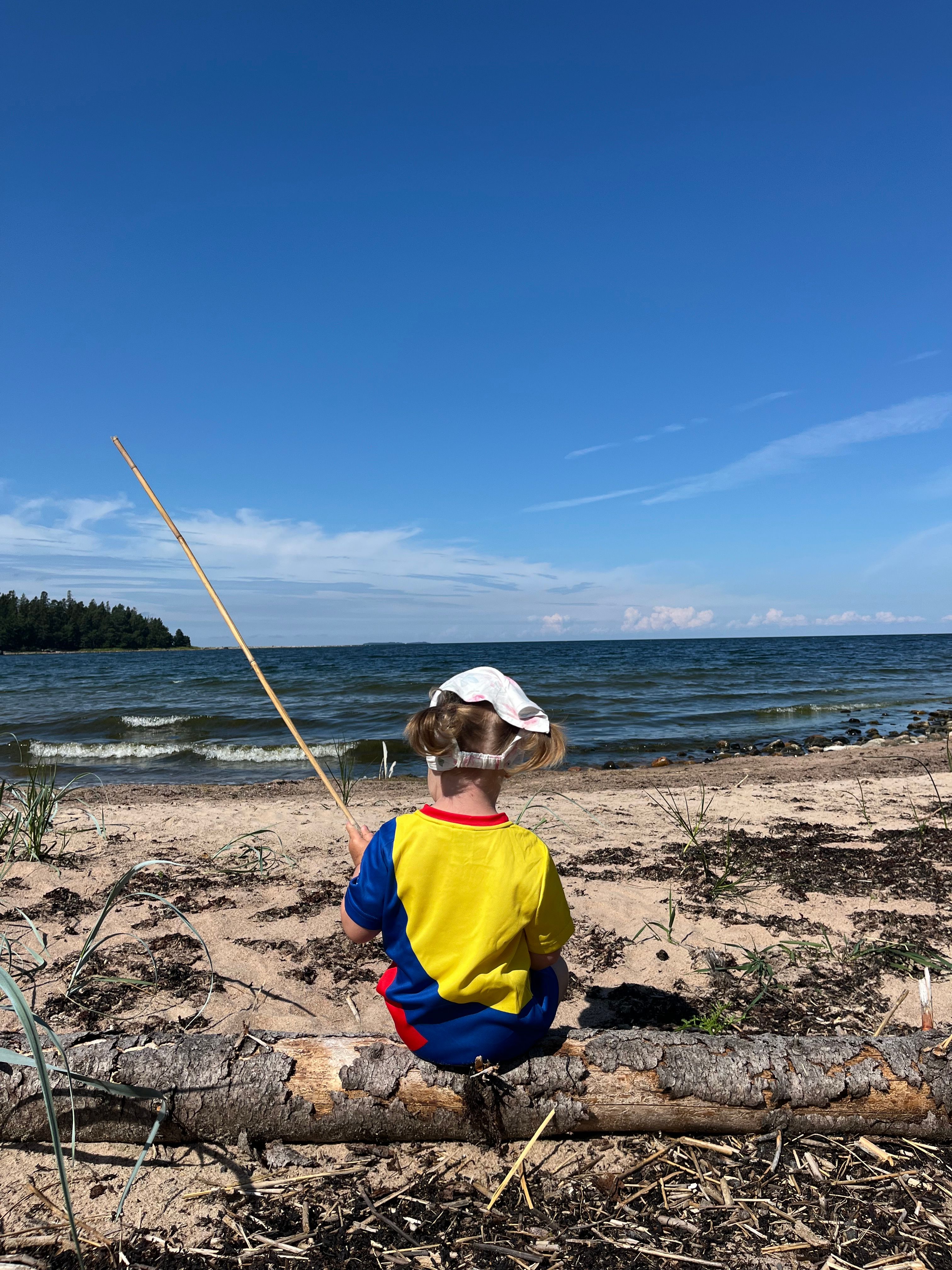 Pisike Ruby esimest korda maal mere ääres mängimas