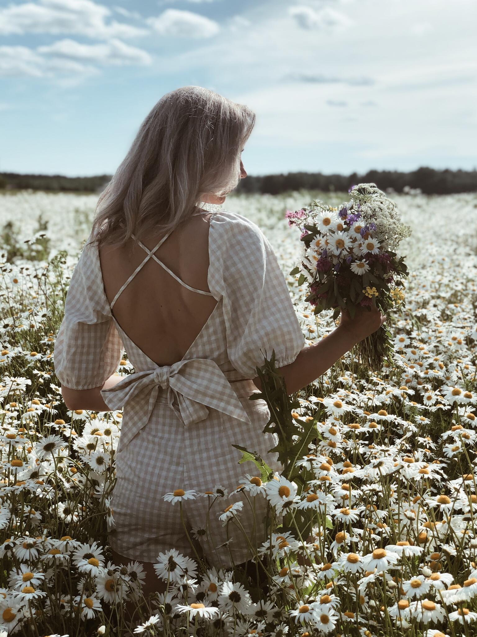 Naised jaanipäeva pärja jaoks lilli korjamas.