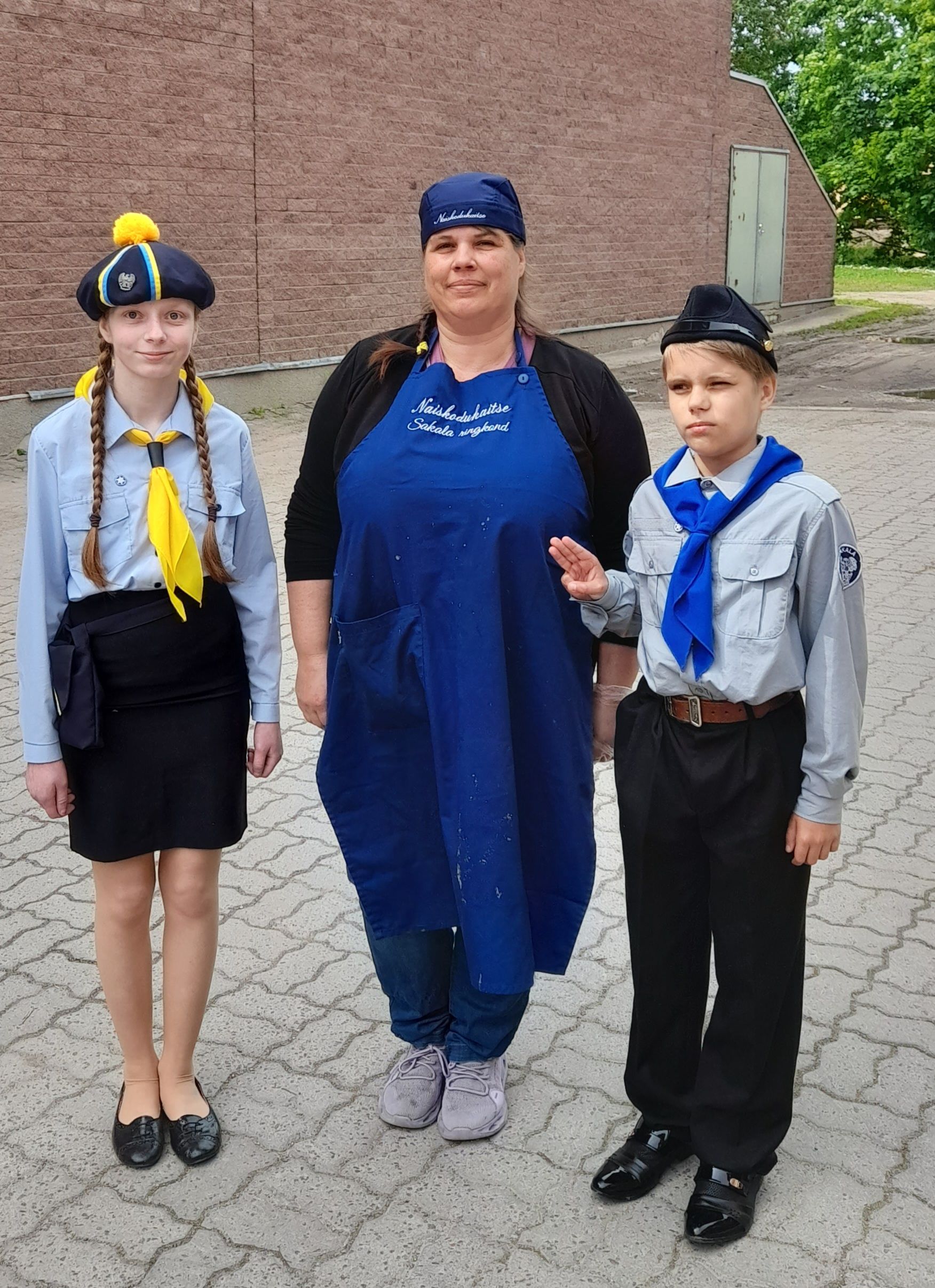 23. juuni 2025.- Maakaitsepäev.
Viljandis.
Kodutütarde Kädi, Naiskodukaitse mina ja Noorkotkas Jannor.