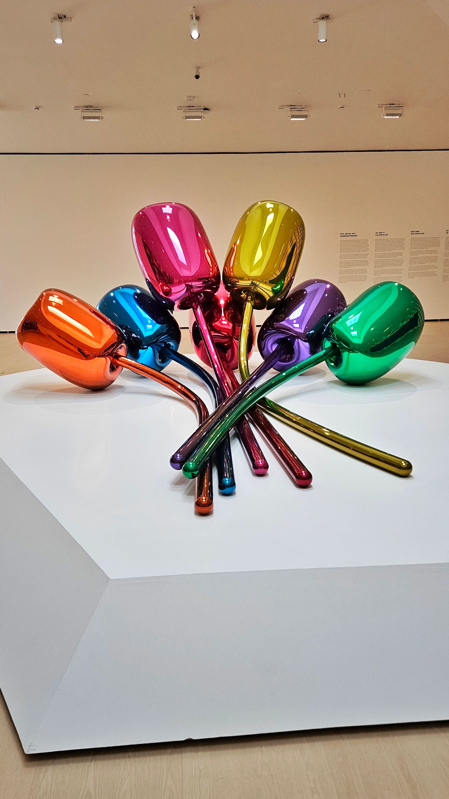 The work of Jeff Koons (York, Pennsylvania, 1955), it depicts a bunch of 7 tulips about 5 metres long as large luminescent balloons, conveying a feeling of weightlessness. 