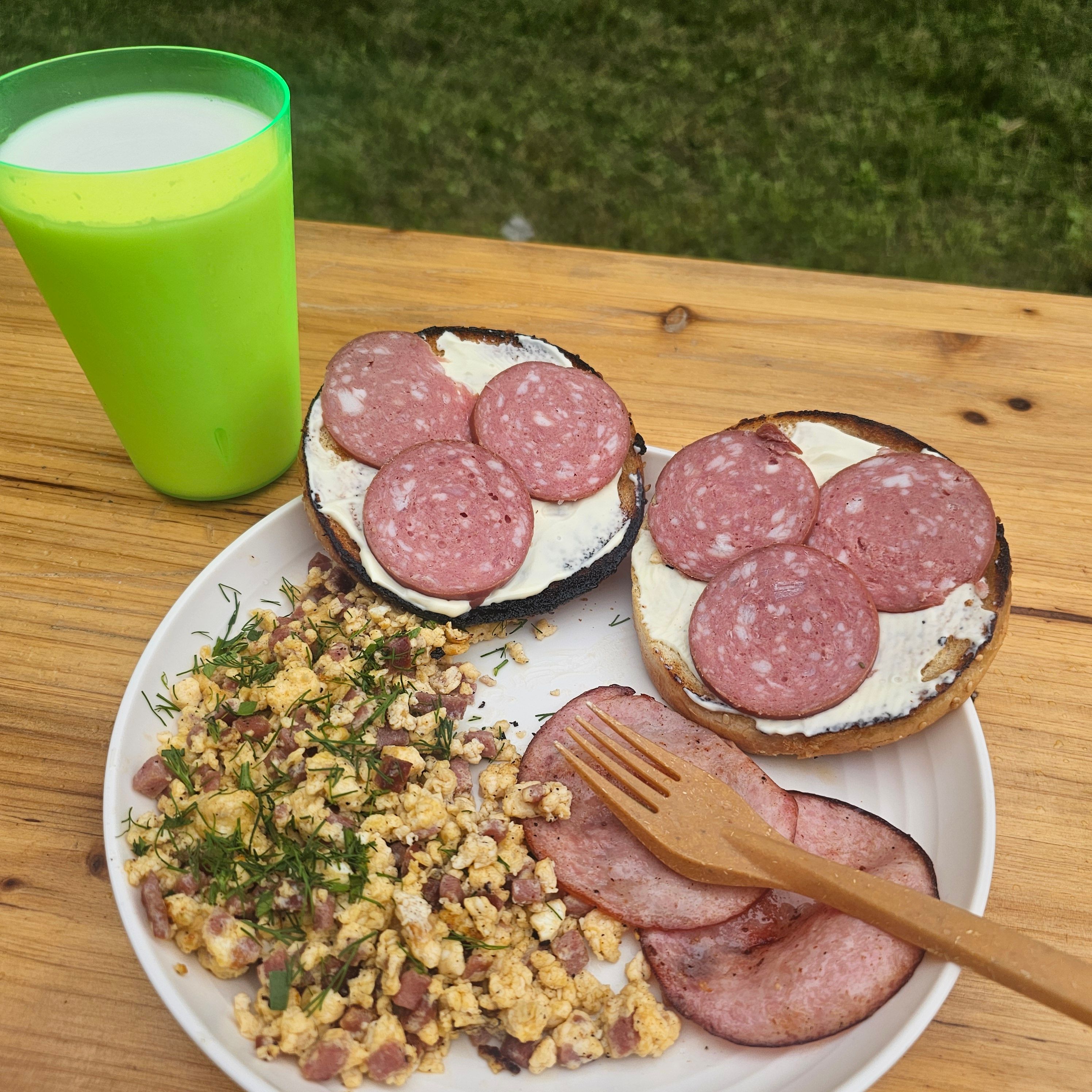 Hommikusöögi nautimine Hiiumaa looduses