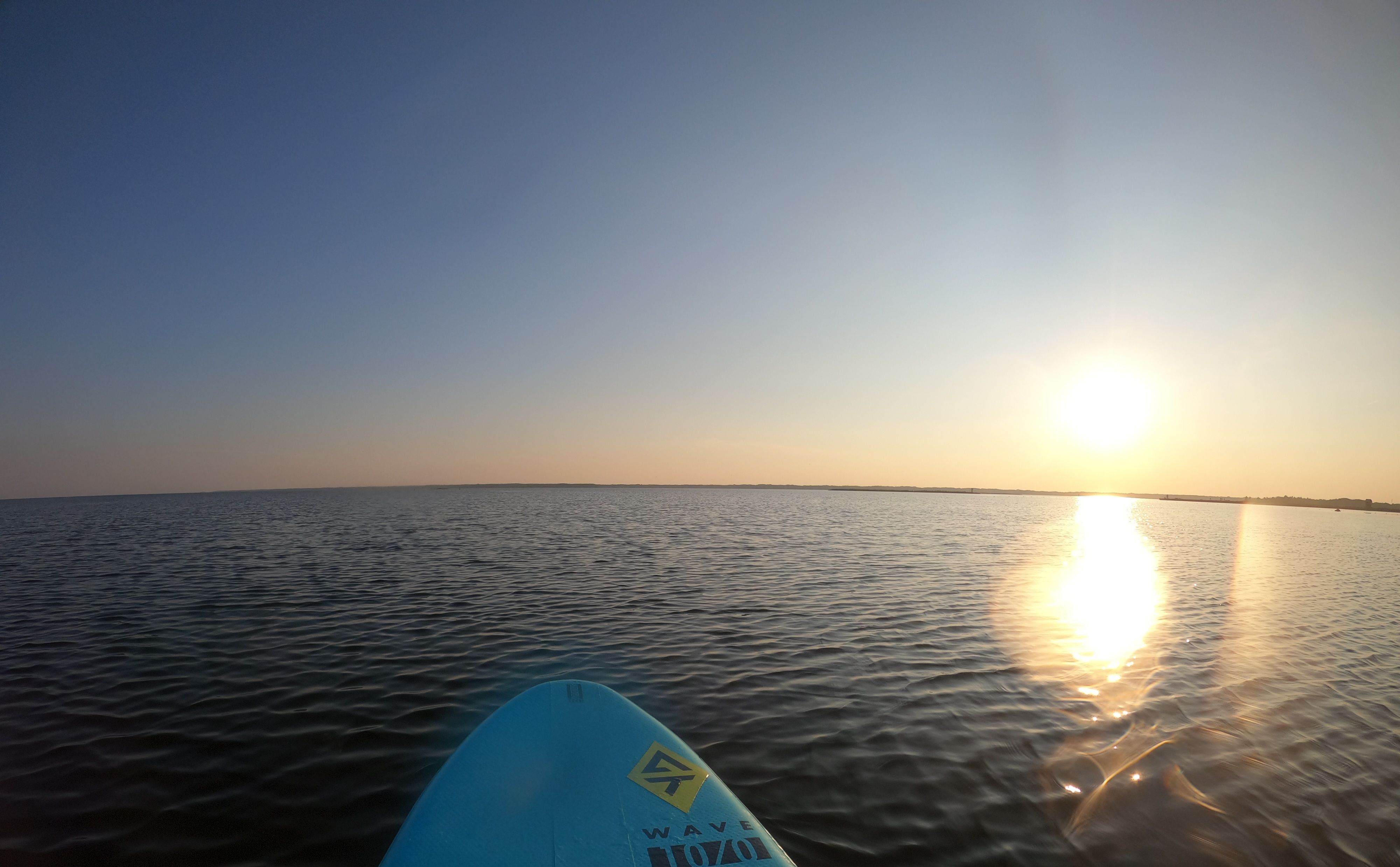 Supilauaga sõitmas ning  nautimas päikese loojangut. 