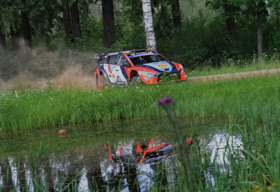 Andreas Mikkelsen Võrumaa metsade vahel.