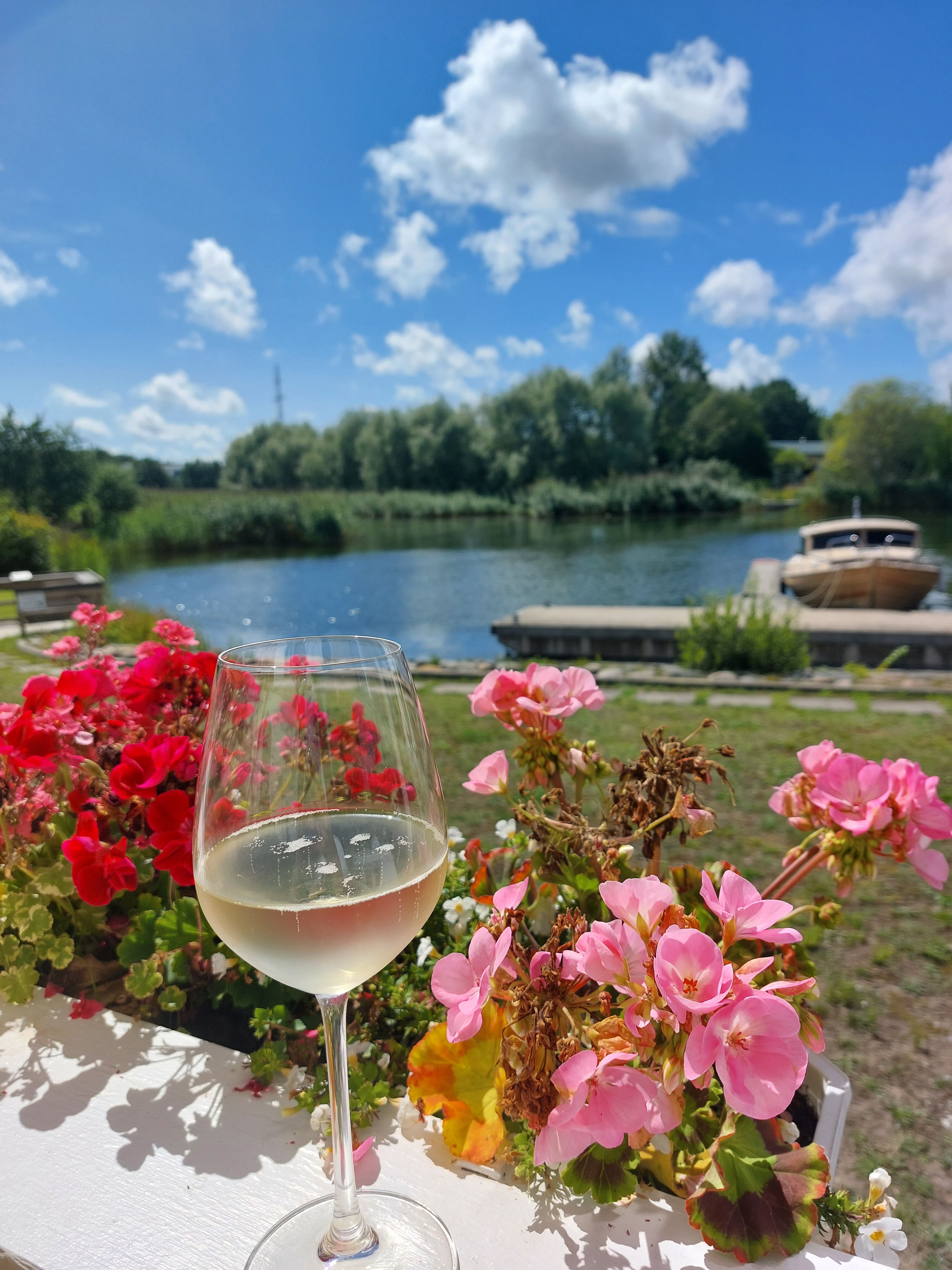 Suvi Saaremaal Nasva jõe kaldal.