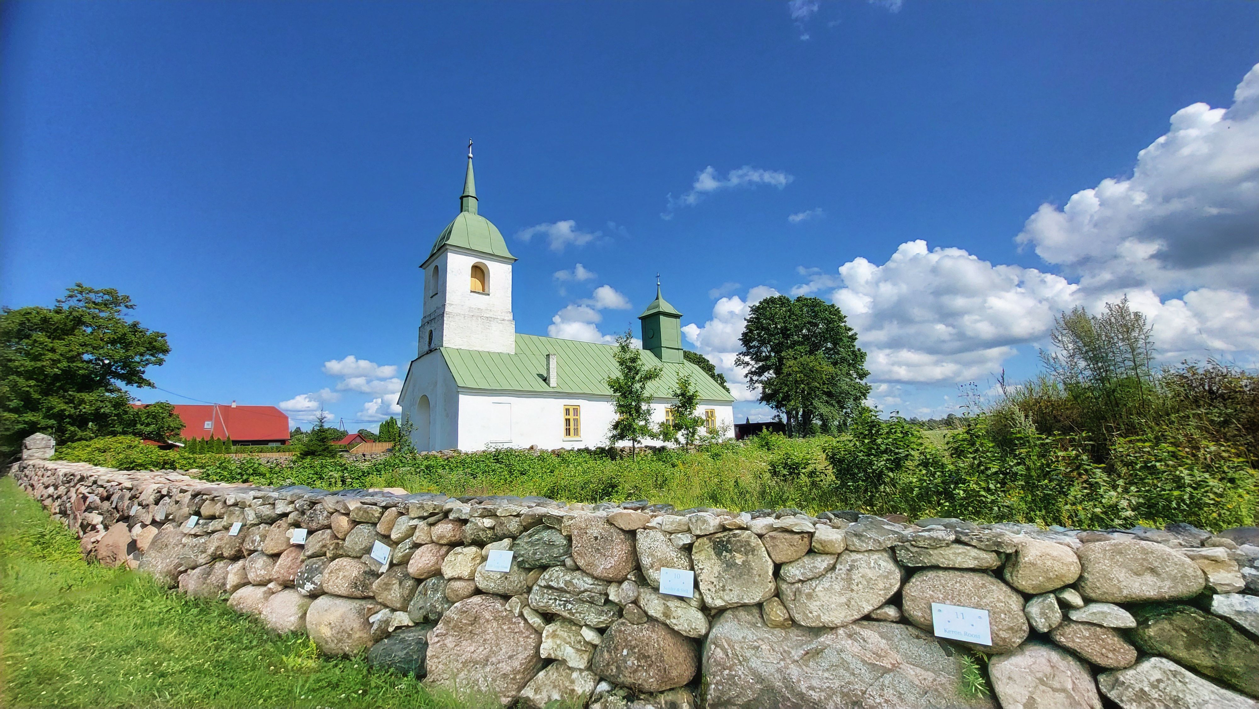 Pühakoda pilvede ja kiviaia vahel