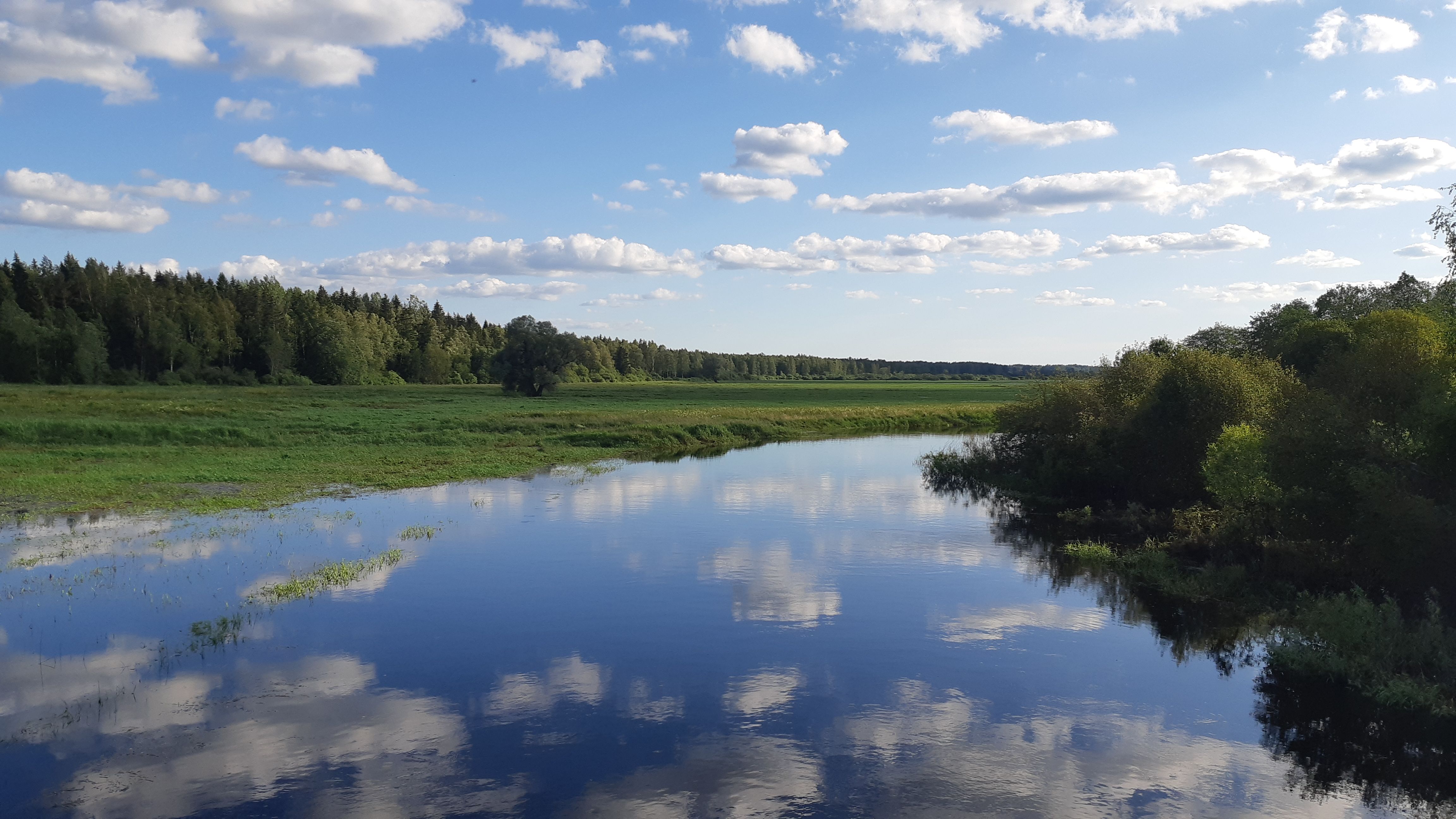 Mustjõgi ja pilvepeegeldused.