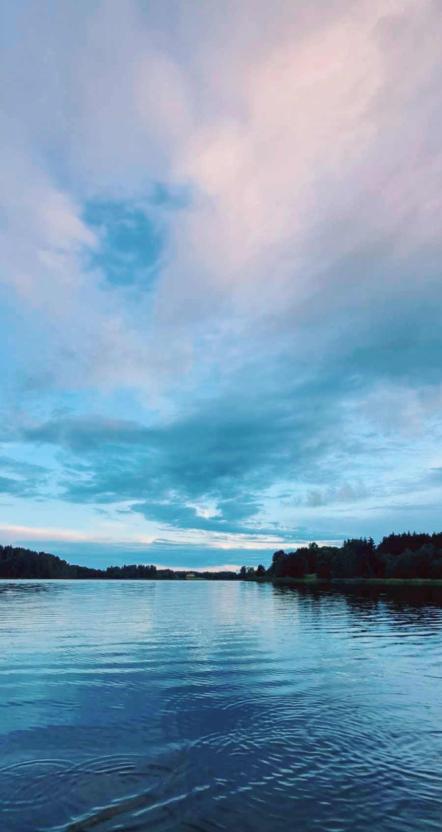 See pilt on tehtud Pangodi järve ääres päikese loojangu ajal. Näha taeva värve sulandudes üheks kokku on imeline. 