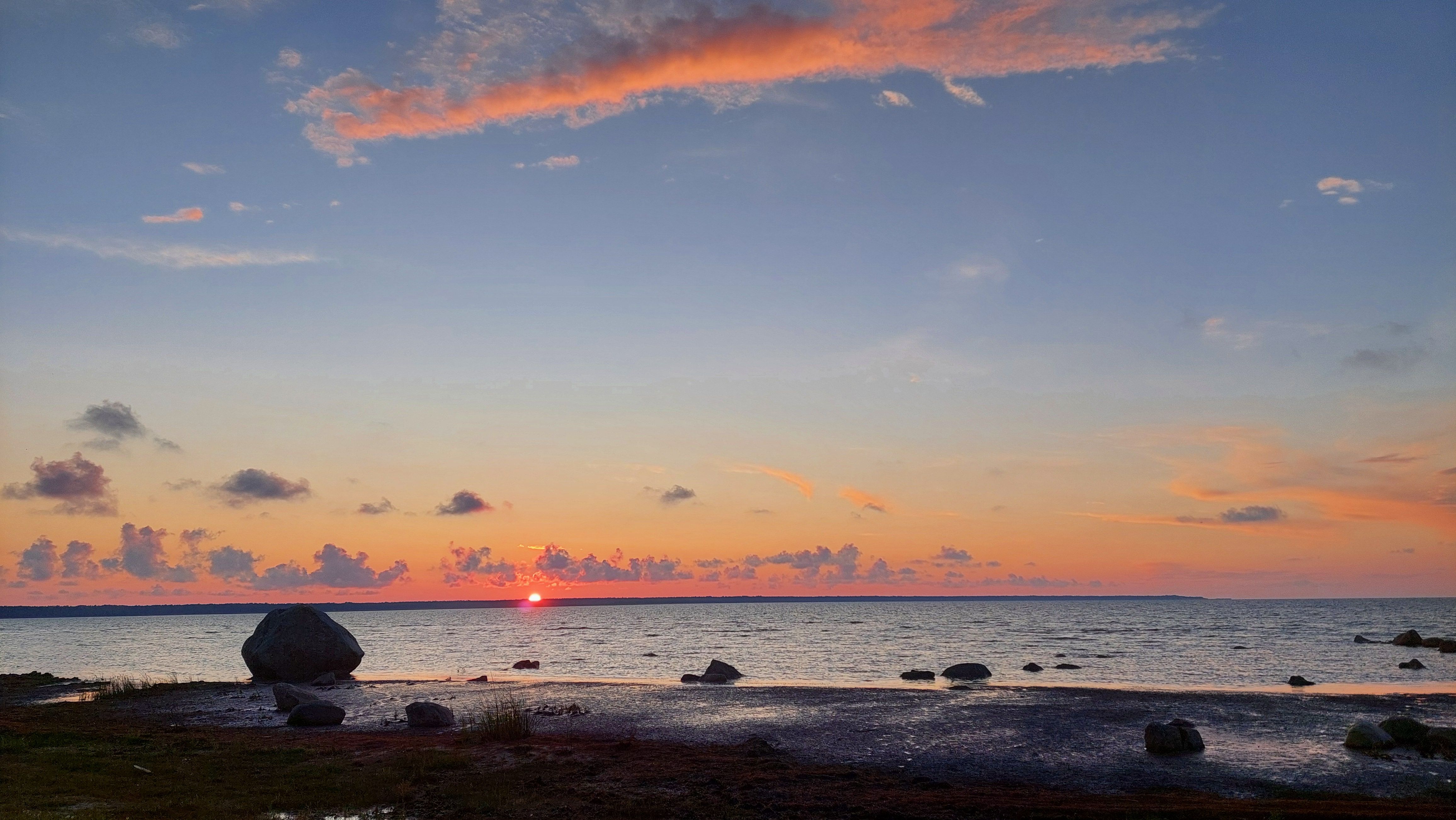 Hilisõhtune rannapilt tehtud Hiiumaal 