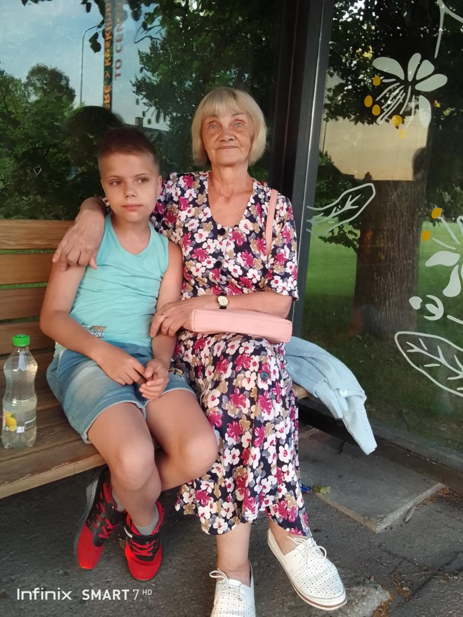 Jannor koos oma vanaemaga Erika.
Pilt on tehtud Pärnus 19.07.2025.