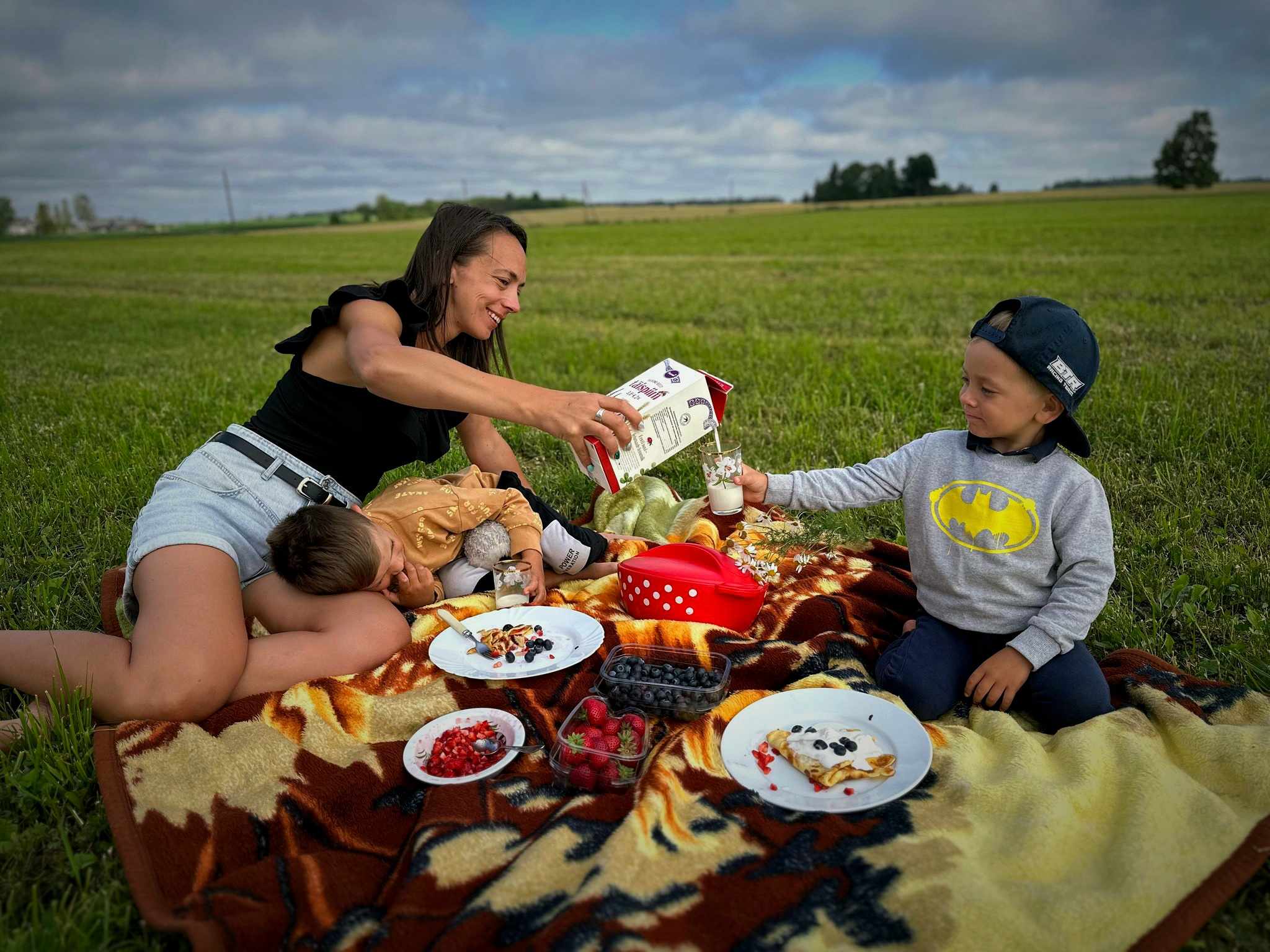 Maa, loodus, värsked marjad, pere, mamma pannukad ja värske piim... sellist lapsepõlve me loomegi 🩵