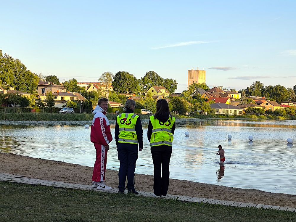 Pilt on tehtud Viljandis Paala järve ääres kohvikute öö hilisõhtul